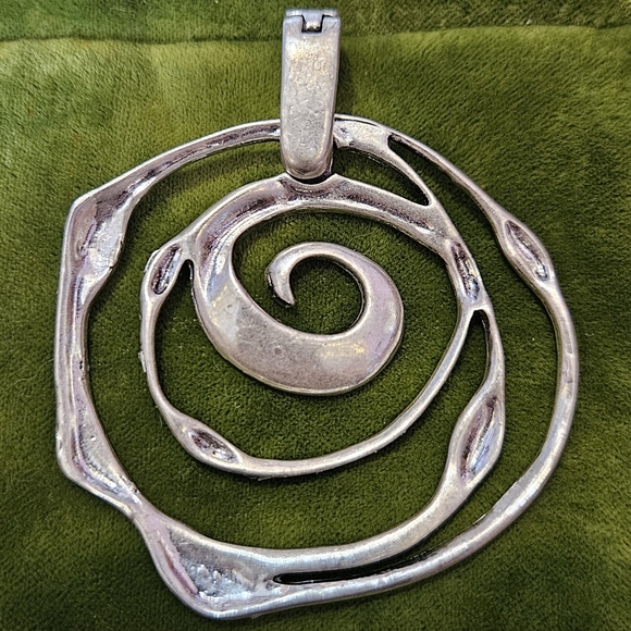 Premier Designs Silver Swirl Pendant Circular Magnetic Closure No Chain Jewelry - Picture 2 of 5